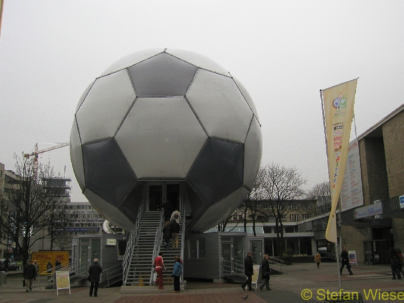 Koeln: Fussball WM 2006 (Wanderdenkmal an der Oper)