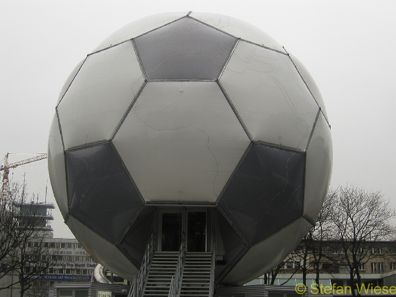 Koeln: Fussball WM 2006 (Wanderdenkmal an der Oper)