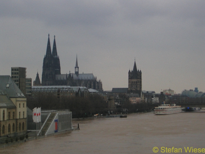 Koeln: Hochwasser Jan 2003 (Blick Richtung Koelner Dom)