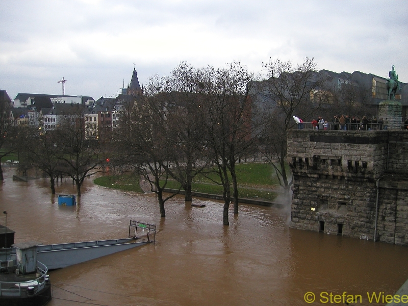 Koeln: Hochwasser Jan 2003 (Blick von der Hohenzollernbruecke)