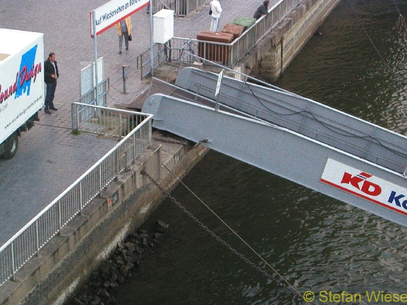 Koeln: Niedrigwasser Okt 2003 (Schiffs Anlegestelle)