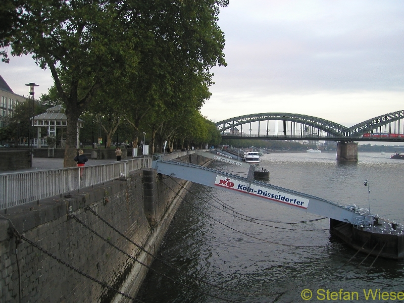 Koeln: Niedrigwasser Okt 2003 (Schiffs Anlegestellen und Hohenzollernbruecke)