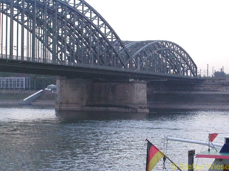 Koeln: Niedrigwasser Okt 2003 (Hohenzollernbruecke)