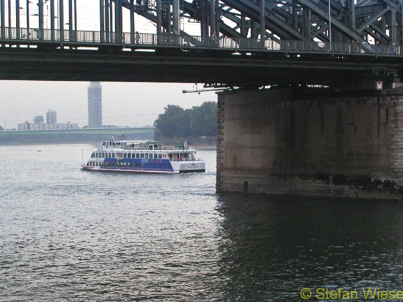 Koeln: Niedrigwasser Okt 2003 (Hohenzollernbruecke Brueckenpfeiler)