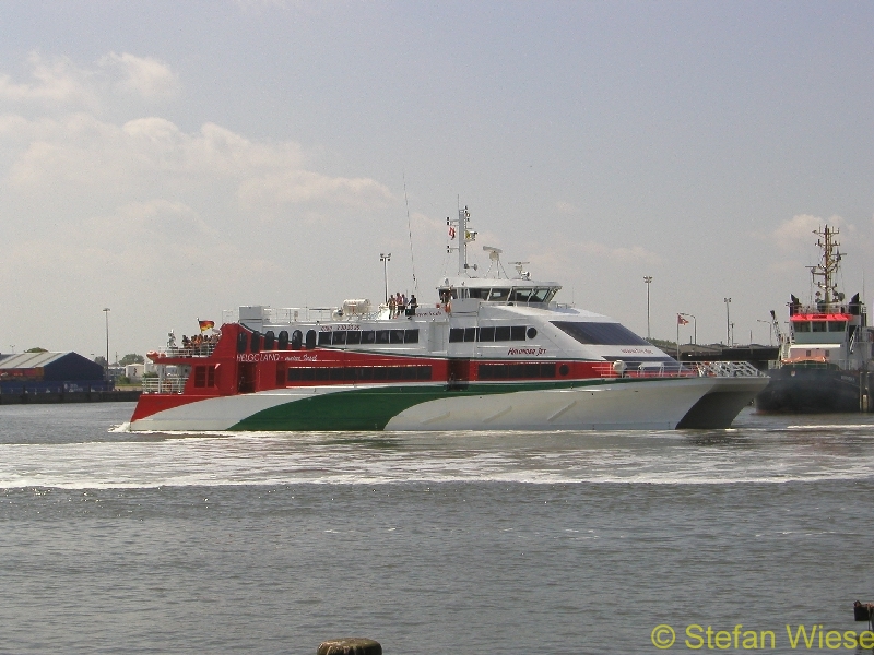 Schiffe-Ships: Katamaran Halunder Jet (Bei der Einfahrt in den Hafen)