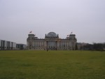 Berlin: Reichstag-Regierungsviertel (Reichstag mit Park)